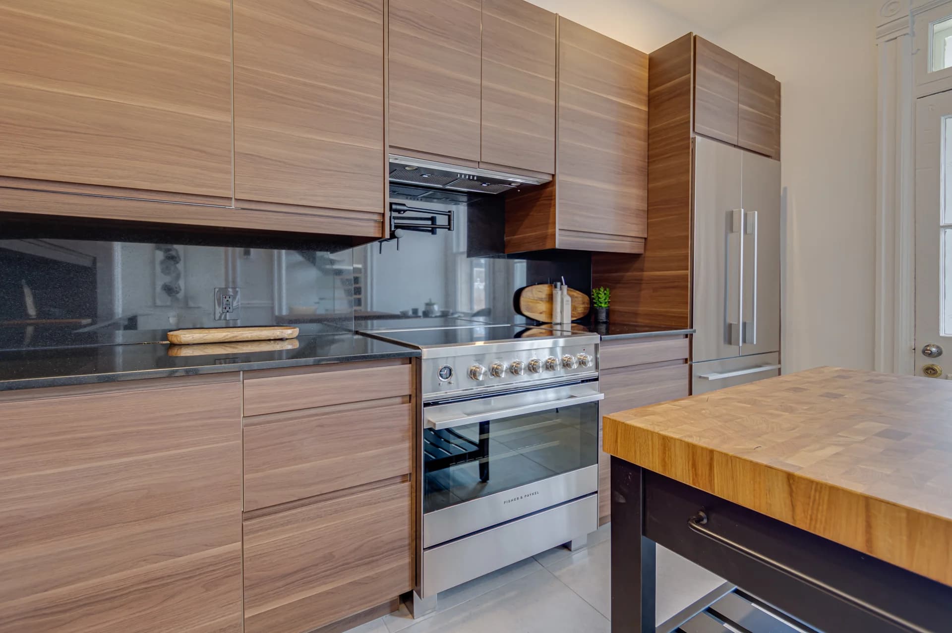Cuisine en bois avec îlot et électroménagers en acier inoxydable