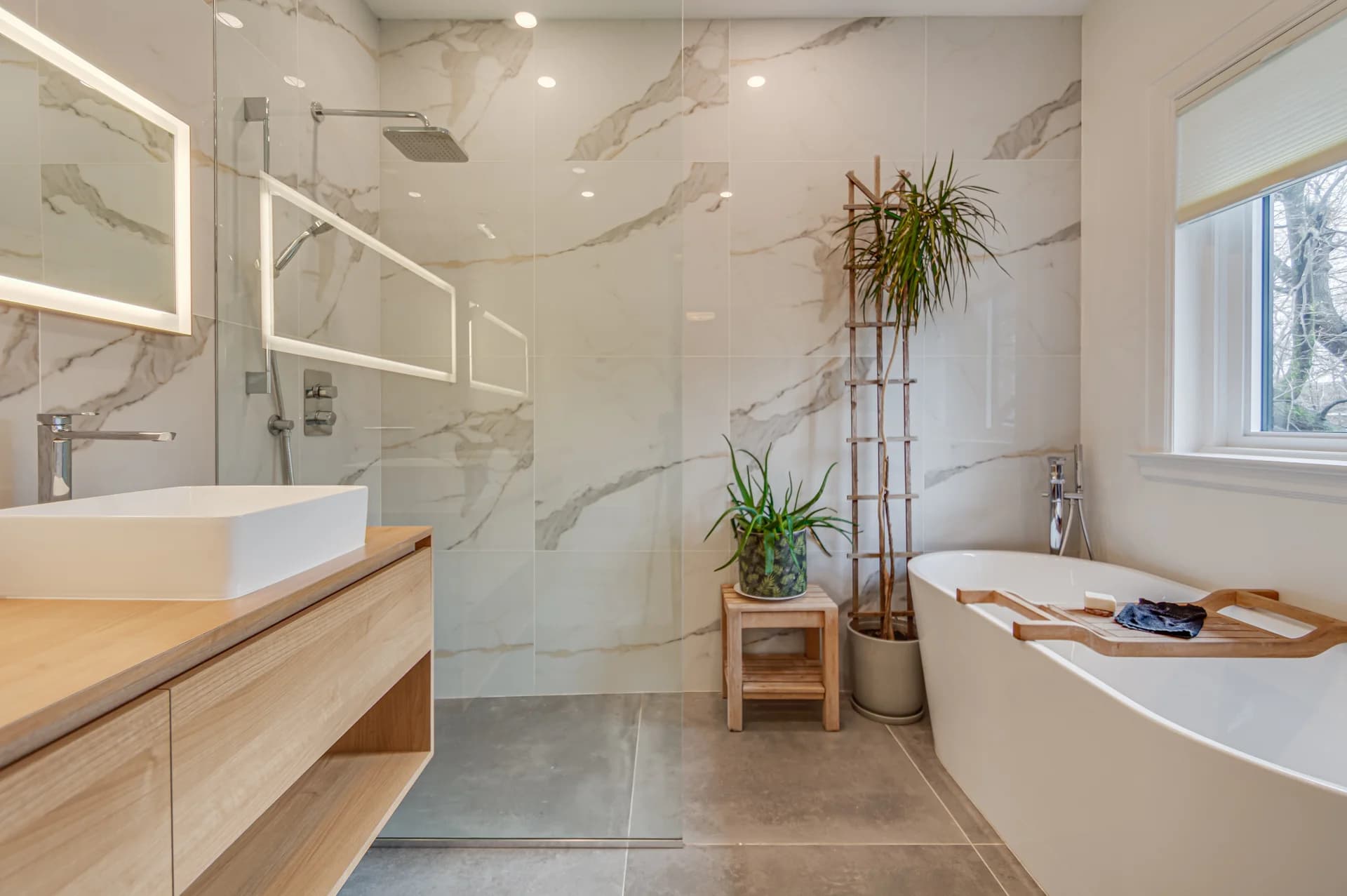 Salle de bain en céramique veinée avec douche et baignoire autoportante