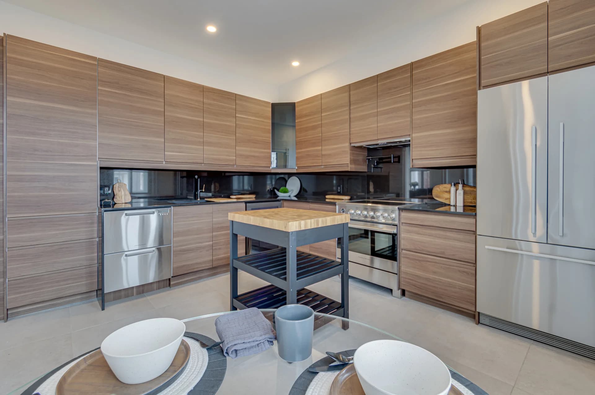 Cuisine en bois avec îlot mobile et table de petit-déjeuner