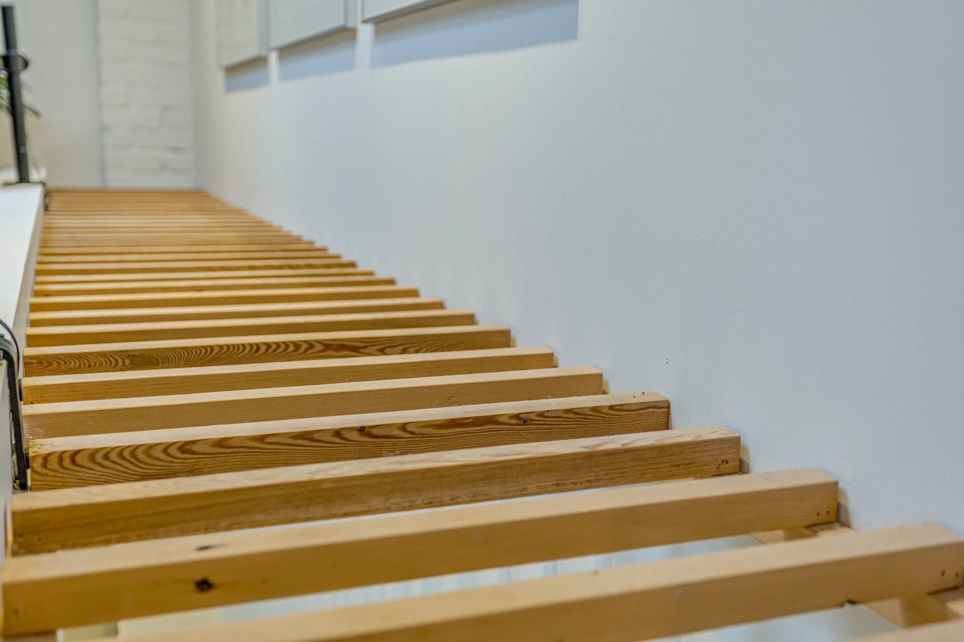 Détail d'un escalier à marches de bois suspendues