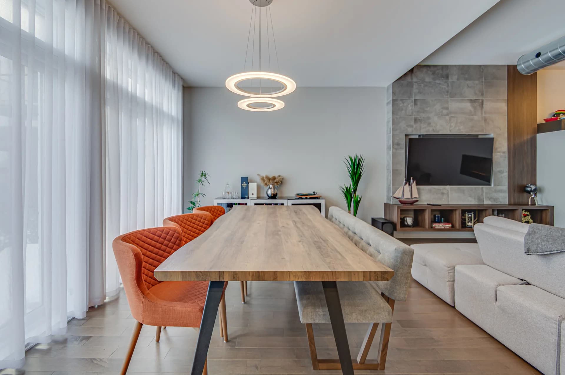 Salle à manger ouverte avec table en bois et chaises orange