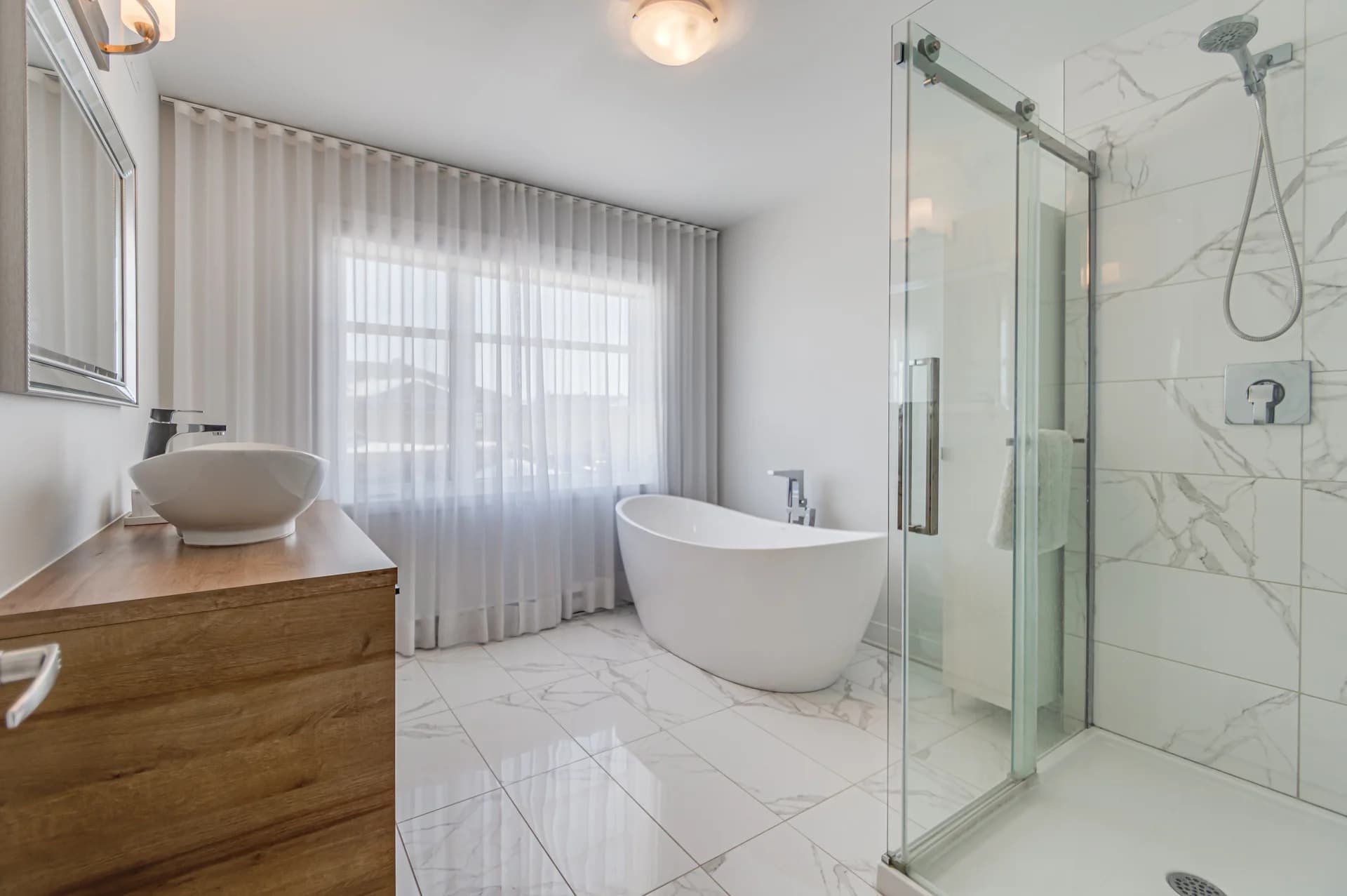 Salle de bain avec baignoire autoportante et douche vitrée