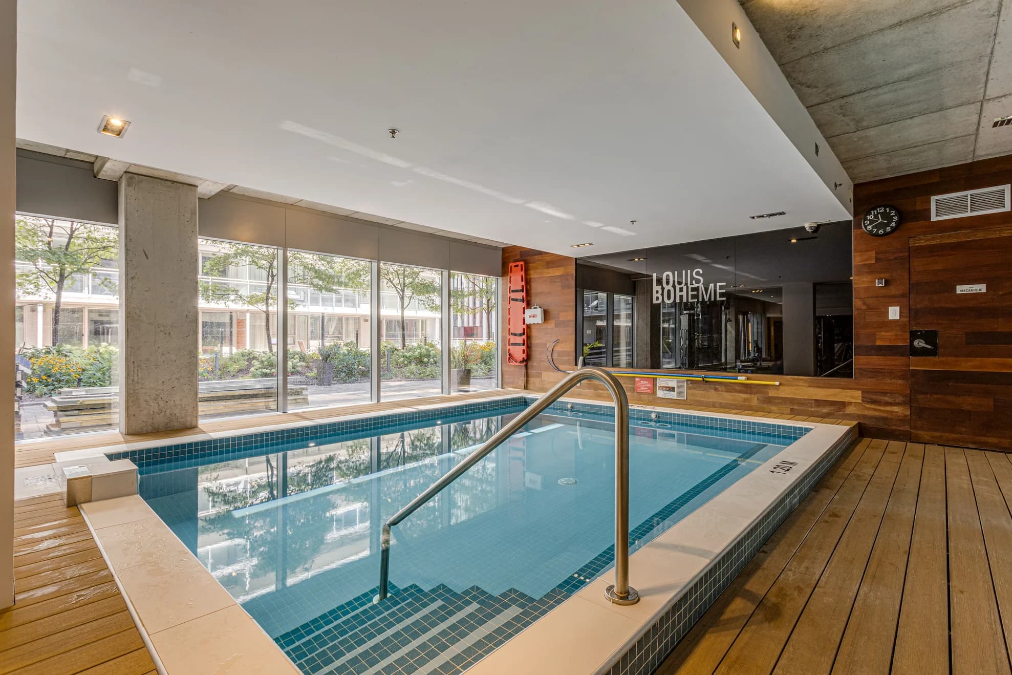 Piscine intérieure vitrée avec espace détente