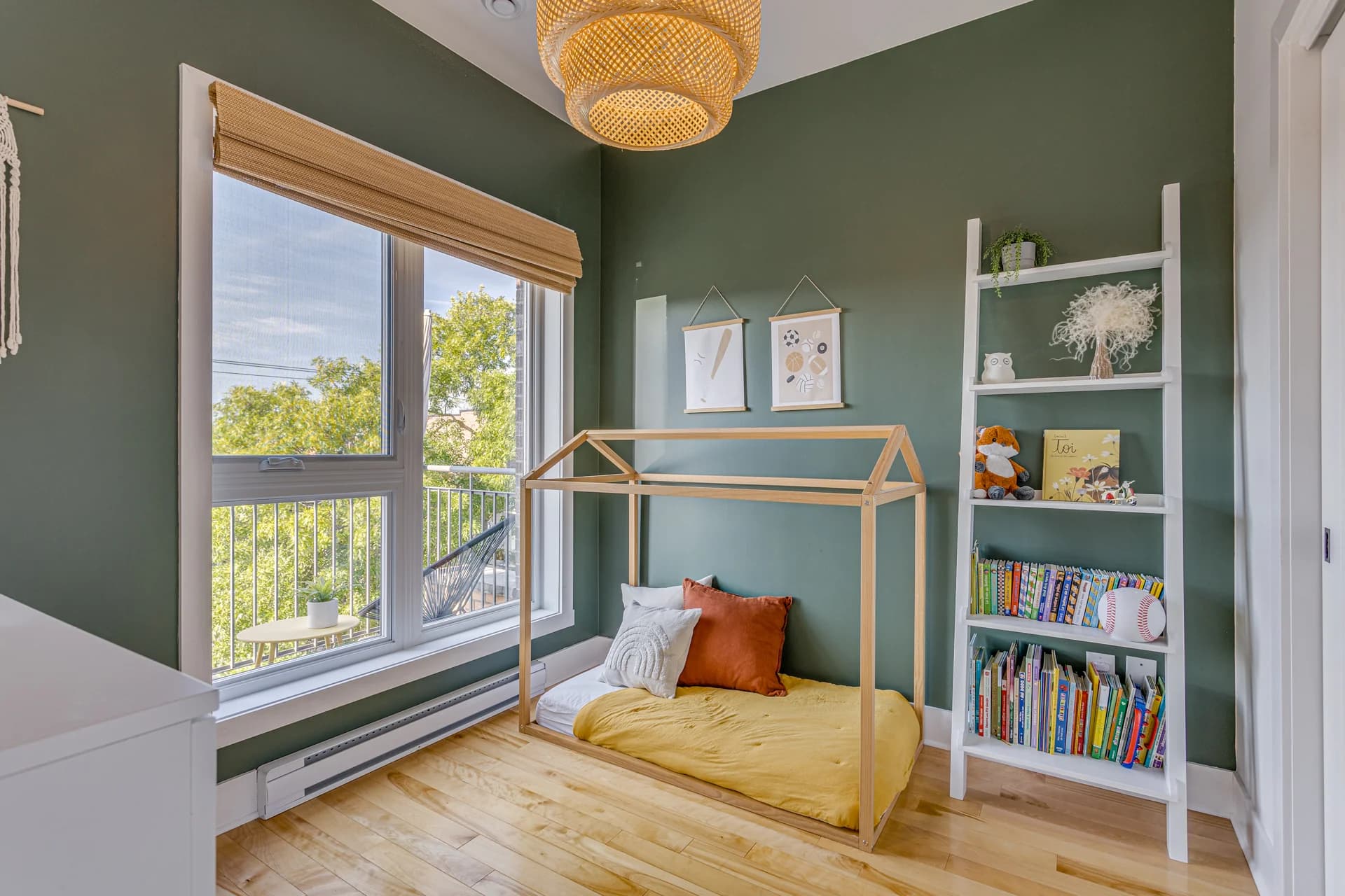 Chambre d'enfant aux murs verts et lit en bois