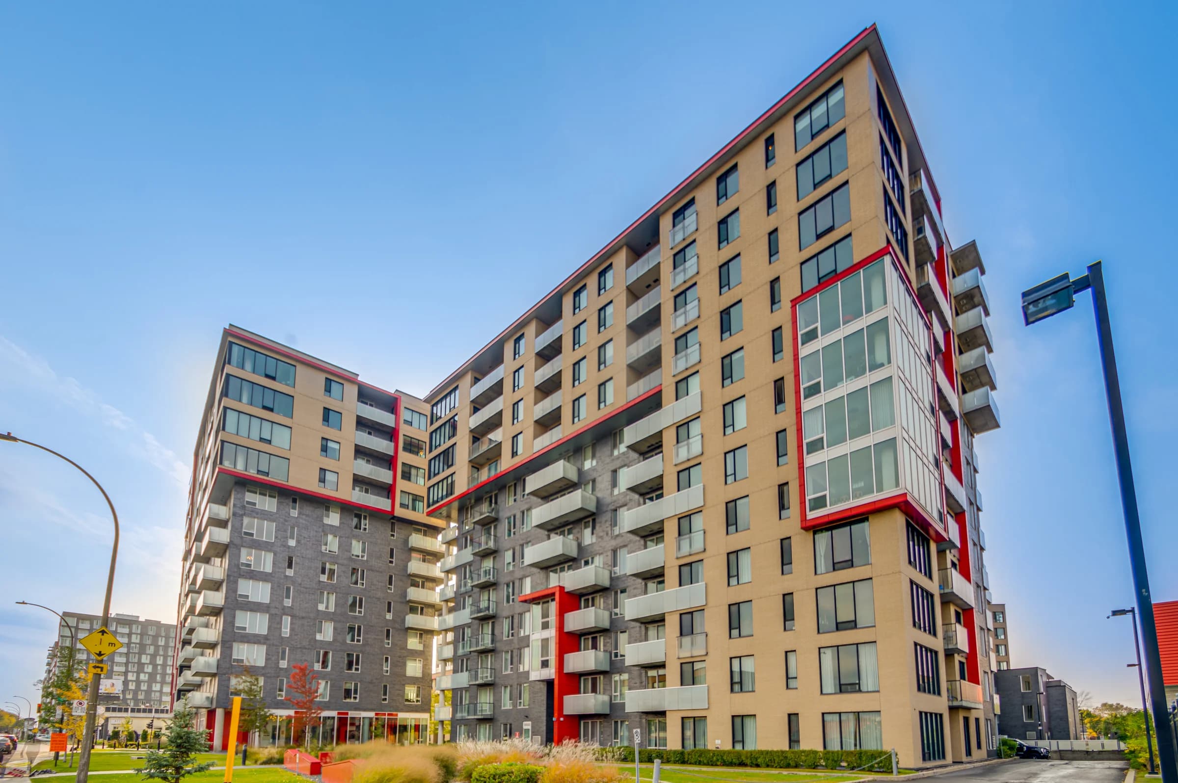Immeuble résidentiel contemporain avec balcons et accents rouges
